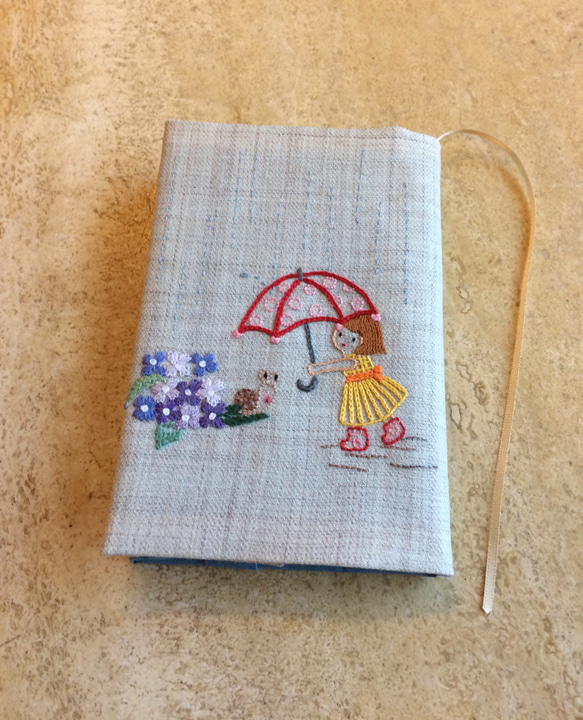 雨の中の少女： 刺繍ブックカバー ：調節可：文庫 1枚目の画像