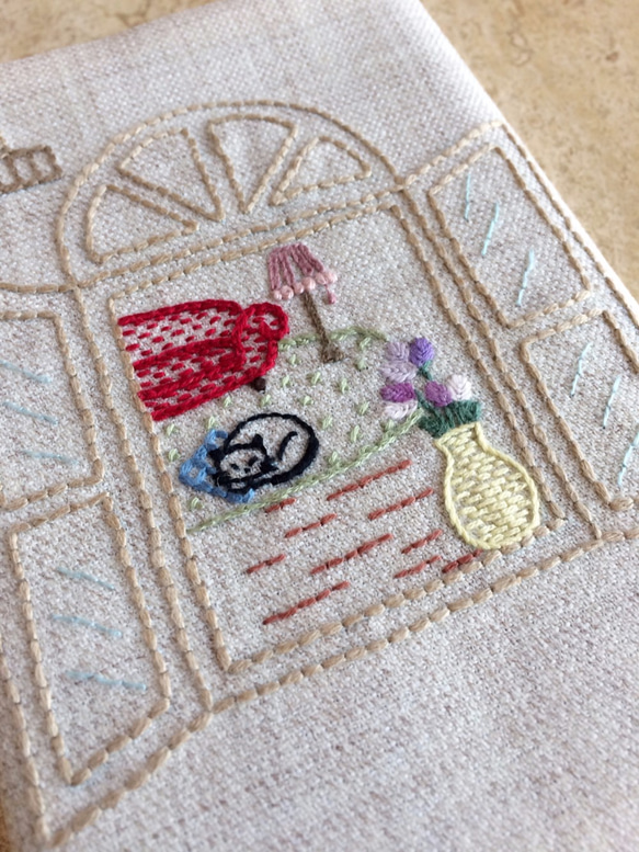 窓と猫： 刺繍ブックカバー ：調節可：文庫 2枚目の画像