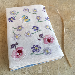 蝶と花 刺繍 ブックカバー 文庫本用 調節機能あり 1枚目の画像