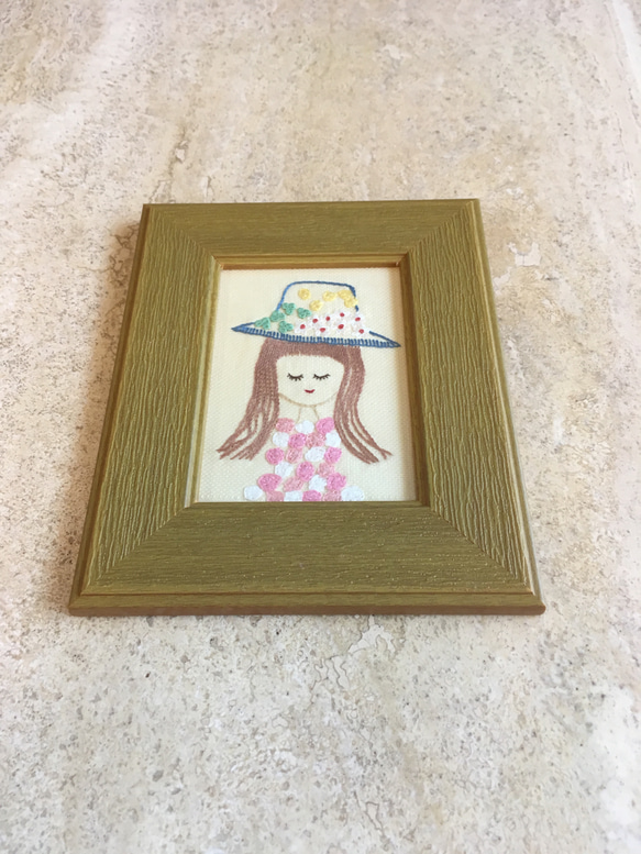 刺繍 帽子の女の子  額 1枚目の画像