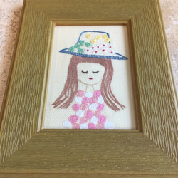 刺繍 帽子の女の子  額 2枚目の画像