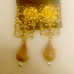 サンプル特価　ブリザードフラワーと金薔薇のピアス 1枚目の画像