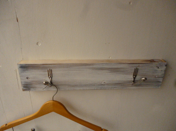 杉ムク板の壁掛け　デザートフォークのフック 4枚目の画像