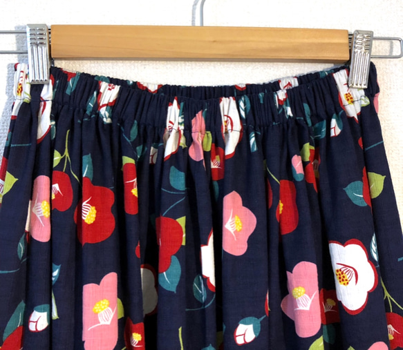 和モダンな椿柄のギャザースカート 4枚目の画像