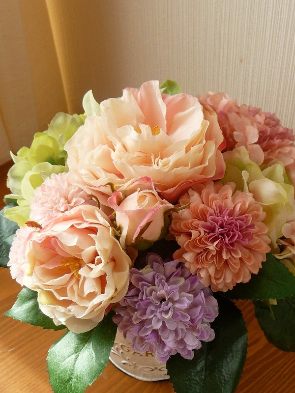 アーティシャルフラワー・ブリキ缶のバラとラナンキュラスの木漏れ日アレンジメント