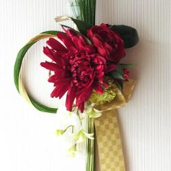 赤大輪菊と緑の水引の正月ドア飾り 1枚目の画像