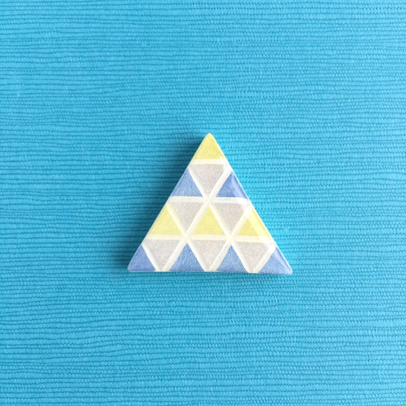 幾何学三角ブローチ（黄×青×白） 3枚目の画像