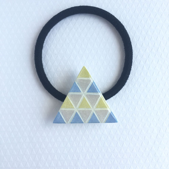 幾何学三角ヘアゴム・ポニーフック（黄×青×白） 1枚目の画像
