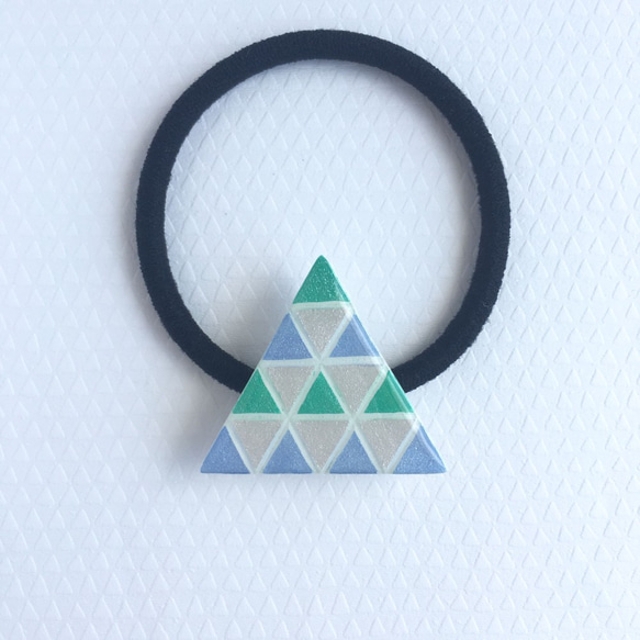 幾何学三角ヘアゴム・ポニーフック（緑×青×白） 1枚目の画像