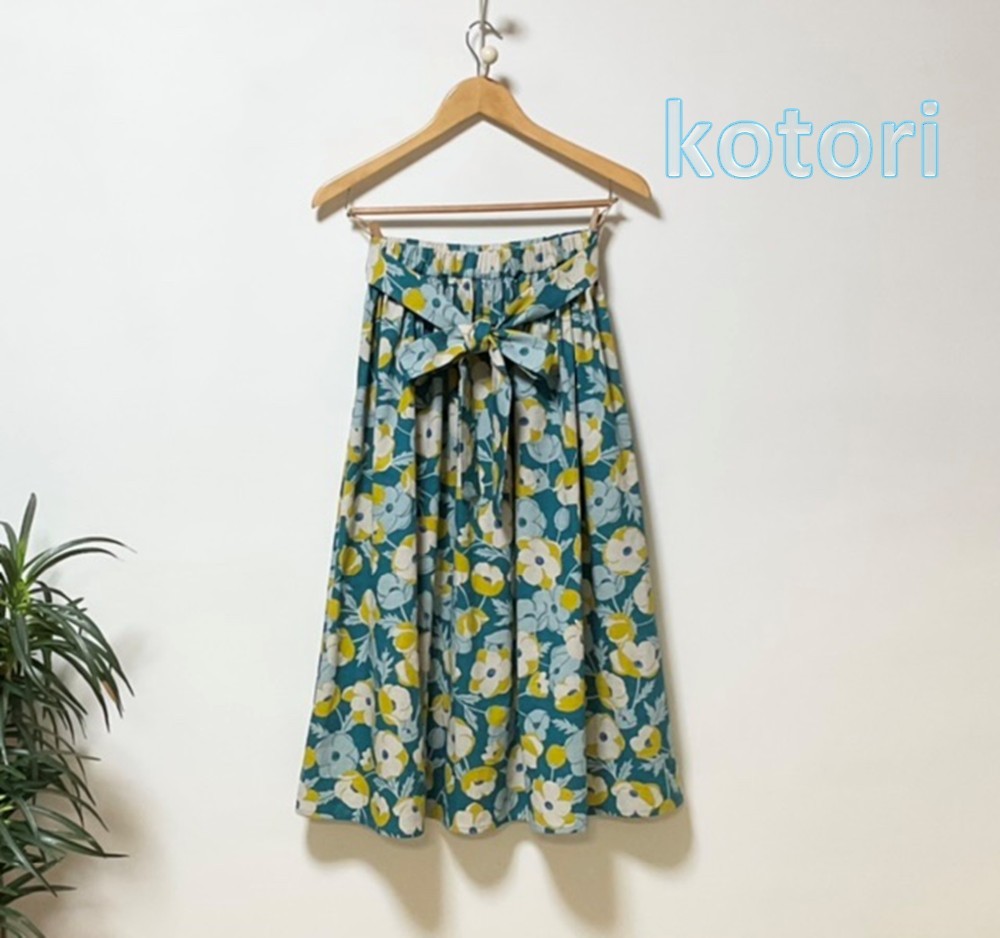 和モダンな夏の花柄スカート