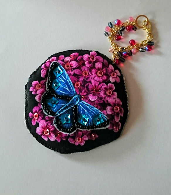 キラキラふっくら蝶々とお花のバッグチャーム 1枚目の画像
