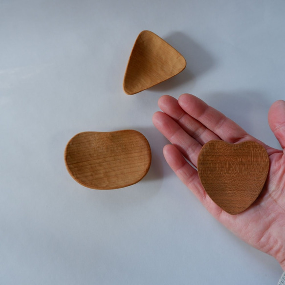 木の豆皿3点セット　そら豆型、三角、ハート型　 6枚目の画像