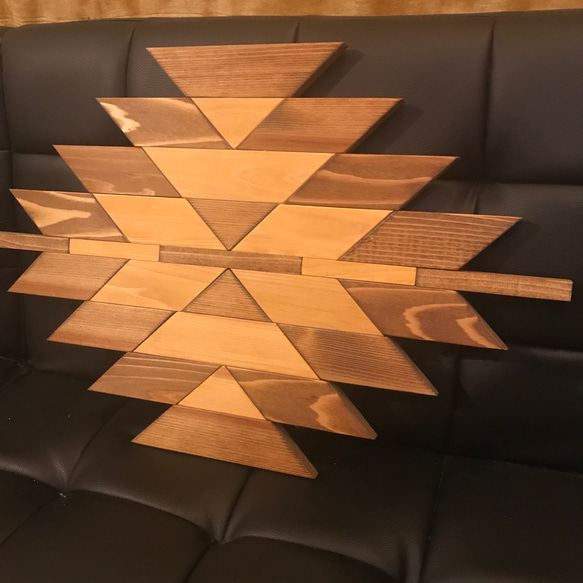 メンズライクな木製オルテガ壁掛け【handmade】ミディアムウォルナット色　お部屋のワンポイントに 2枚目の画像