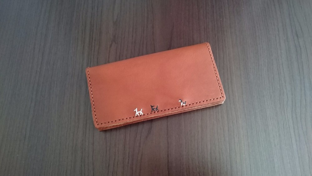 イタリアンレザーの手縫いの長財布　【ポーズ】