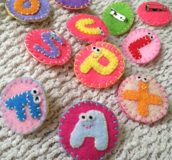 受注製作〕フェルトのイニシャルブローチ 2個セット ブローチ will