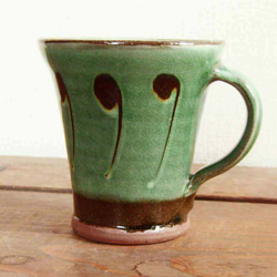スリップウェアのマグカップ（緑） 1枚目の画像