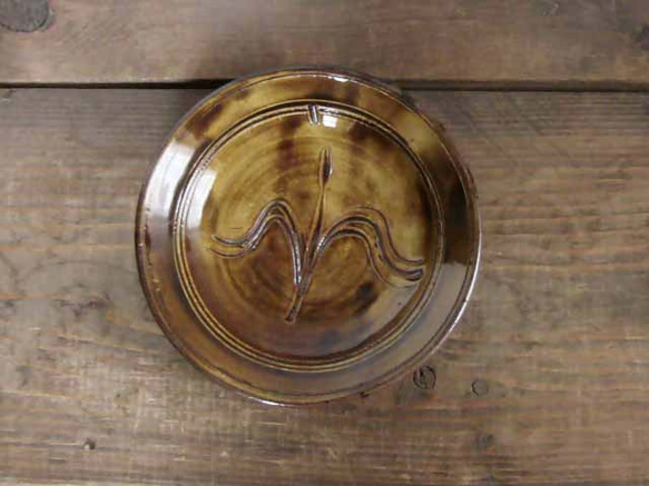 櫛目模様の皿（飴釉） 1枚目の画像