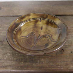 櫛目模様の皿（飴釉） 2枚目の画像