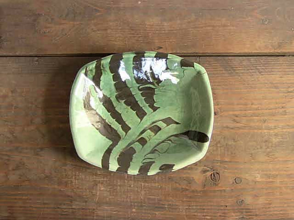 スリップウェアの角皿（緑） 1枚目の画像