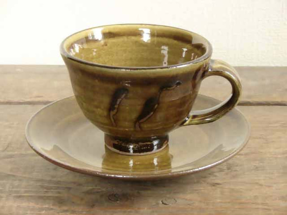 スリップウェアのカップ＆ソーサ（黄） 1枚目の画像