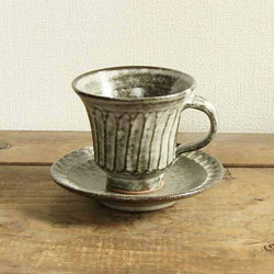 しのぎ模様の白いカップ＆ソーサ（藁灰） 1枚目の画像