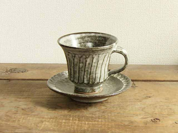 しのぎ模様の白いカップ＆ソーサ（藁灰） 1枚目の画像