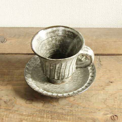 しのぎ模様の白いカップ＆ソーサ（藁灰） 2枚目の画像