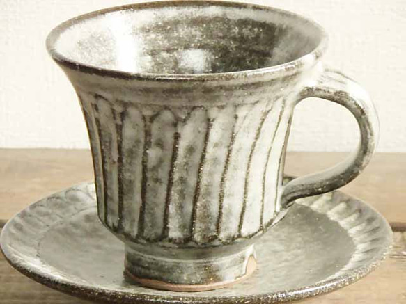 しのぎ模様の白いカップ＆ソーサ（藁灰） 3枚目の画像