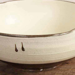イッチン模様の白い輪花鉢 2枚目の画像