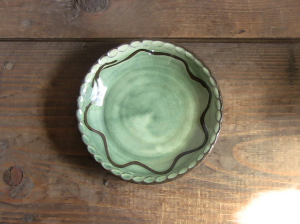 イッチンの飾り縁皿（織部） 1枚目の画像