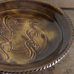 櫛目模様の縁飾り皿（飴釉） 3枚目の画像