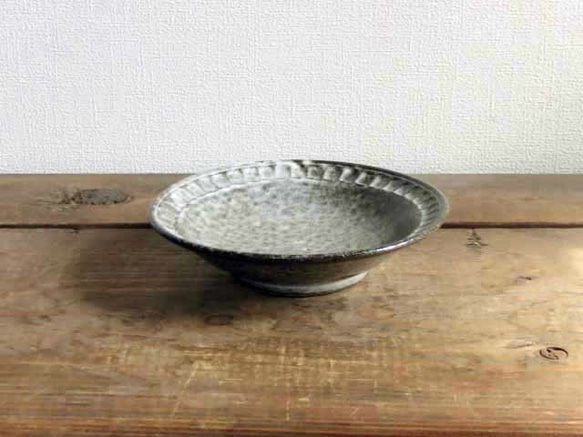 ストライプ模様のお皿（わら灰）／14.5㎝ 4枚目の画像