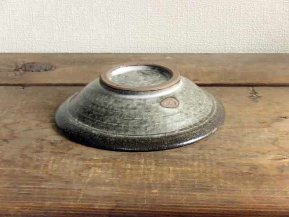 ストライプ模様のお皿（わら灰）／14.5㎝ 5枚目の画像