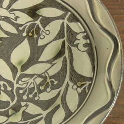 木の実の三彩飾り皿（掻き落とし） 2枚目の画像
