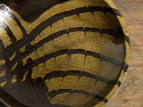 黄色のスリップウェア丸皿 3枚目の画像