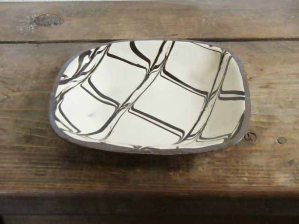 スリップウェア角皿（白） 2枚目の画像