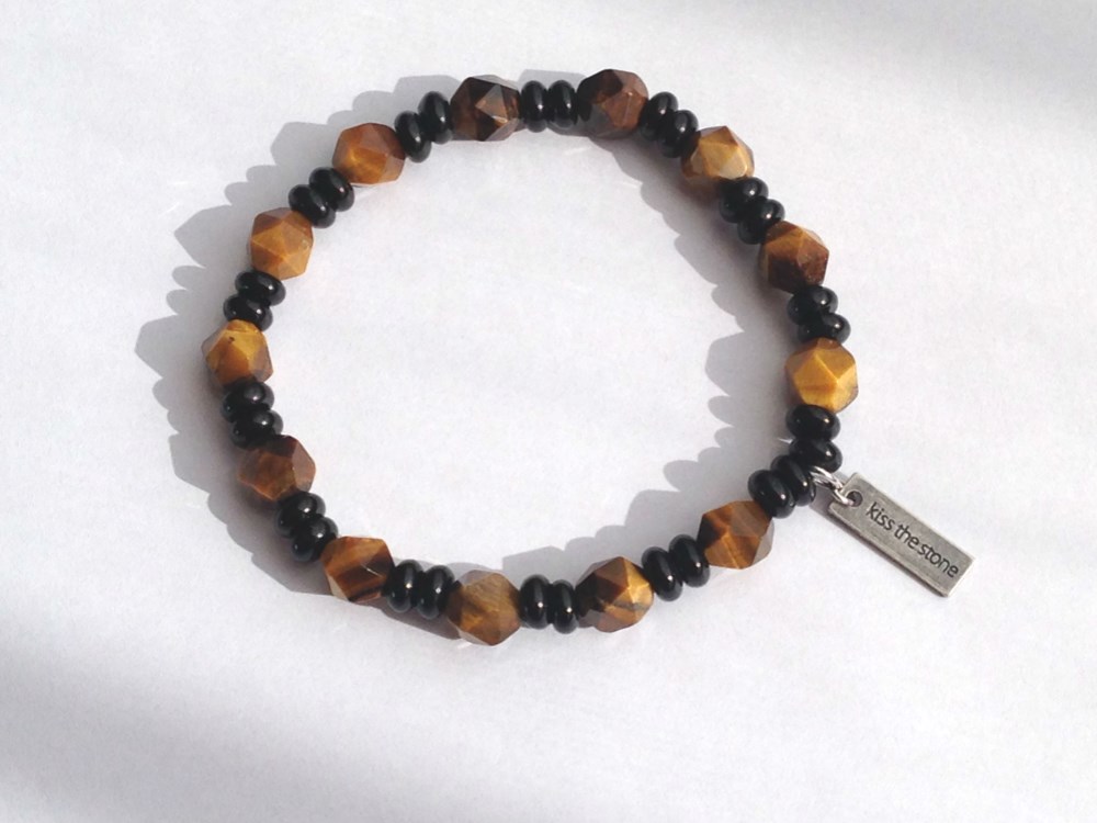 意志を強くし、判断力や決断力を高めるとされる組み合わせ／スターカットタイガーアイ×オニキスのブレスレット