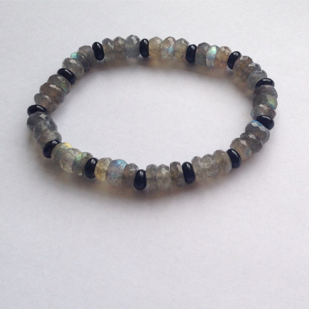 神秘の石「ラブラドライト」×迷いなき信念の石「オニキス」のブレスレット