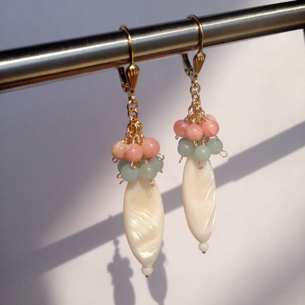 【SALE】（14kgfピアス or 痛くないイヤリング）ホワイトシェル×ピンクオパール×アマゾナイトのピアス