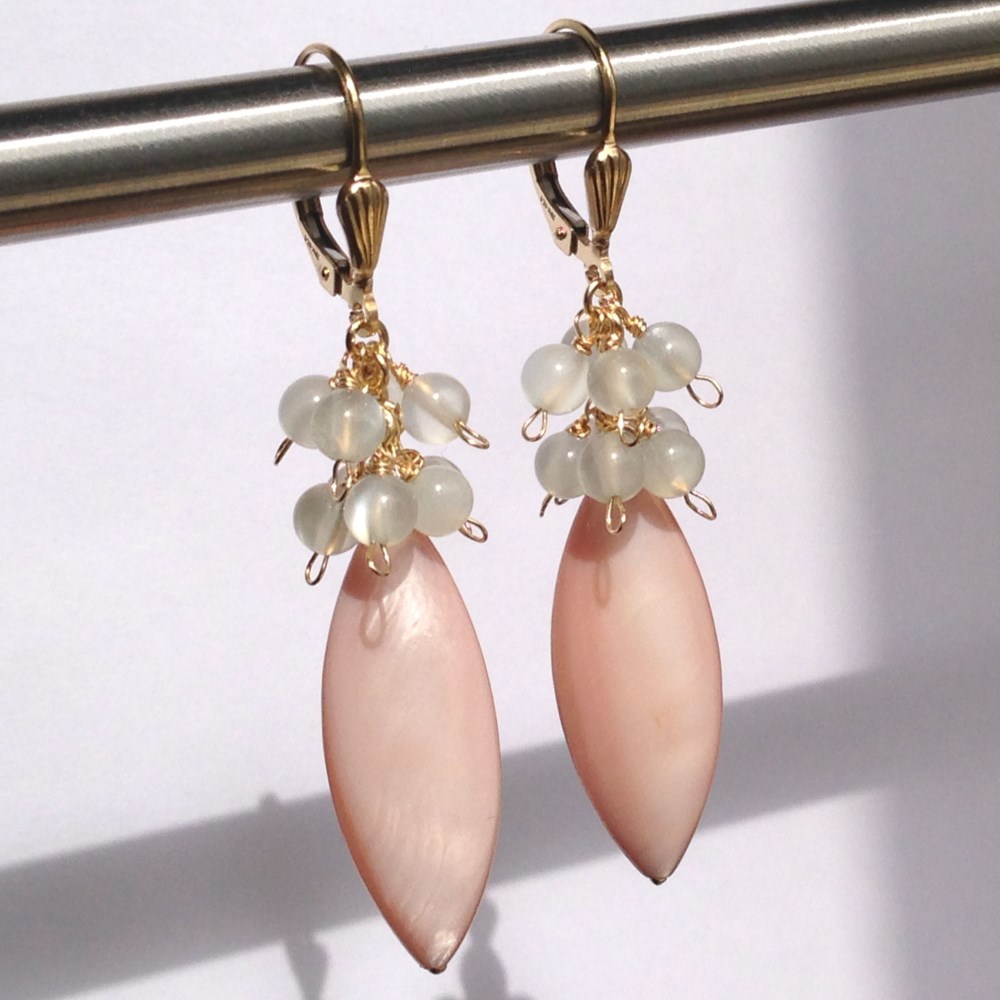 【SALE】（14kgf ピアス or 痛くないイヤリング）ピンクシェル×ムーンストーンのピアス