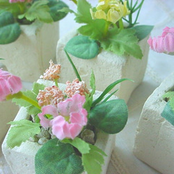 造花と手作り陶器鉢の　小さなマイガーデンＡ 1枚目の画像