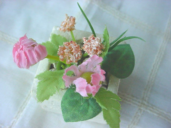 造花と手作り陶器鉢の　小さなマイガーデンＡ 2枚目の画像