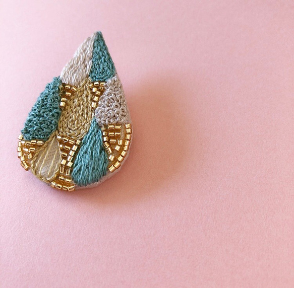 受注製作]しずくの中のしずく刺繍ブローチ ブローチ ito to iro