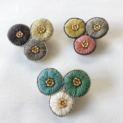 ３つ花刺繍のブローチ 6枚目の画像