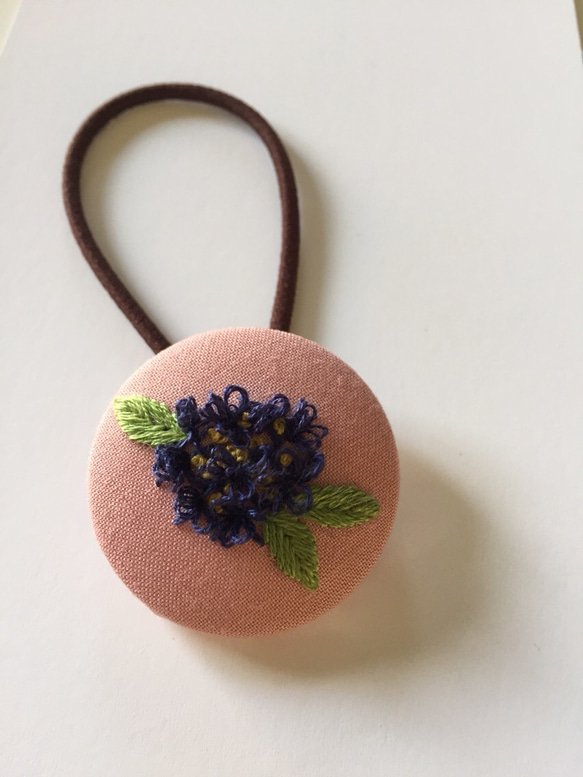 送料無料●刺繍のくるみボタン。ヘアゴム。 1枚目の画像