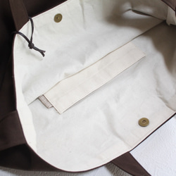 帆布の2wayショルダートートバッグ☆茶☆木製クロスチャーム付 5枚目の画像