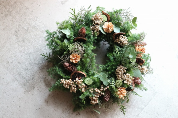 Creema限定 フレッシュグリーンと木の実のリース、自然素材のナチュラルなリースです。 1枚目の画像