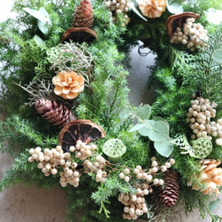 Creema限定 フレッシュグリーンと木の実のリース、自然素材のナチュラルなリースです。 2枚目の画像