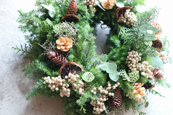 Creema限定 フレッシュグリーンと木の実のリース、自然素材のナチュラルなリースです。 2枚目の画像