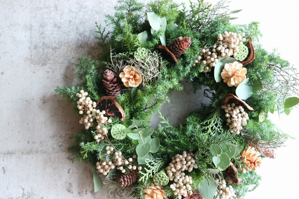 Creema限定 フレッシュグリーンと木の実のリース、自然素材のナチュラルなリースです。 3枚目の画像